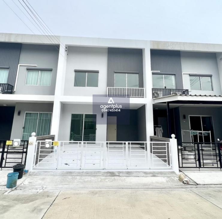 ทาวน์เฮ้าส์ Habitown Nest ท่าข้าม-พระราม 2 โลเคชั่นดีมากหน้าหมู่บ้านมีเซเว่น ตัวบ้านเป็นทาวน์เฮ้าส์ 2 ชั้น รีโนเวทใหม่สวยงาม น่ารักใสๆ สวย อบอุ่นมากๆ มีที่จอดรถได้สบายๆ งานรีโนเวทคุณภาพ เหมือนได้บ้านใหม่กันเลยทีเดียว