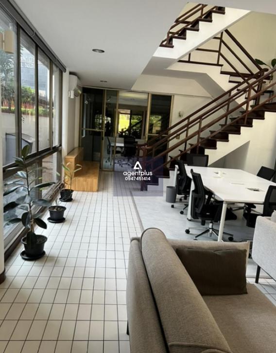 บ้านเดี่ยวให้เช่า ทำเลดีมาก ถนนสุขุมวิท ใกล้ BTS พร้อมพงศ์ เหมาะสำหรับอยู่อาศัย หรือใช้เป็น Home Office ตกแต่งครบ พร้อมใช้งานทันที