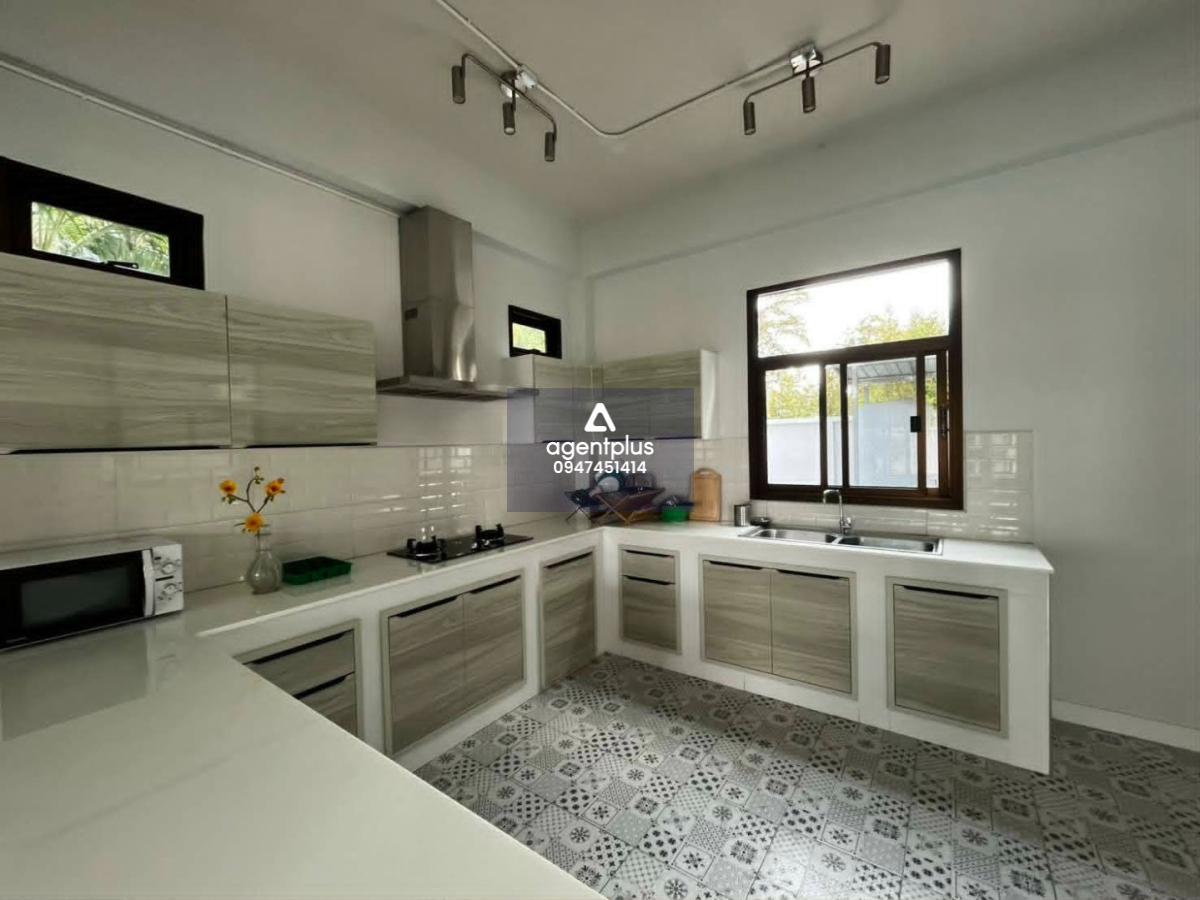 ให้เช่า Luxury Pool Villa วิลล่าสีขาว 2 ชั้น สไตล์ Modern Tropical บางเสร่ – พัทยา 