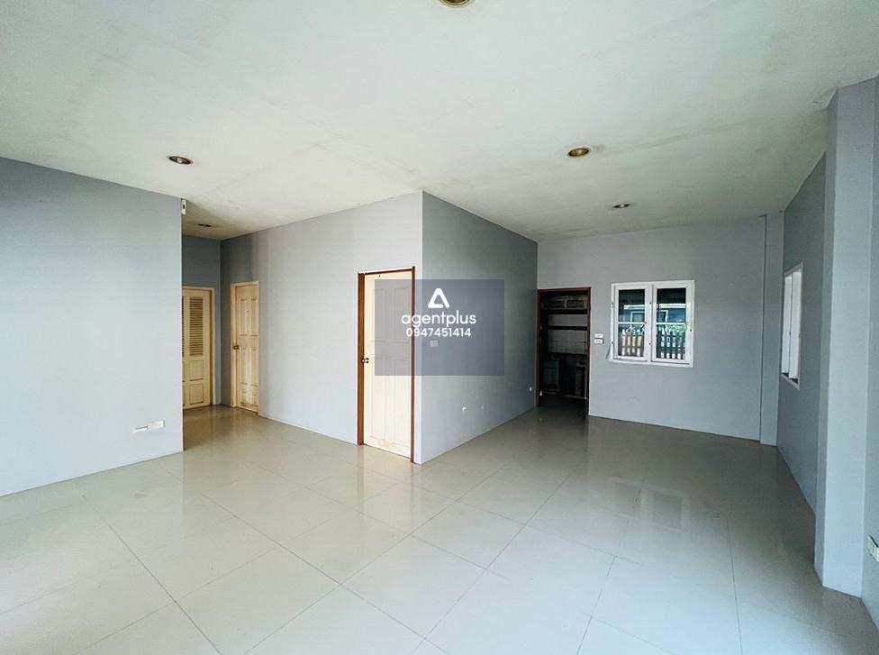 บ้านเดี่ยวชั้นเดียว ถ.สายพัทยา-ระยอง (ทล.36) บ้านพัทยาวิลเลจ เฟส 1 บริเวณโดยรอบเป็นแหล่งชุมชน การคมนาคมสะดวก สาธารณูปโภคพร้อม ใกล้สิ่งอำนวยความสะดวก