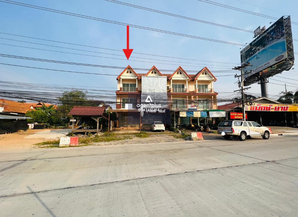 อาคารพาณิชย์ 3 ชั้น ติดถนนสายสุขุมวิท (ทล.3) เดินทางเข้า-ออกสะดวก อยู่ใกล้สถานที่สําคัญ สถานที่ราชการ, ห้างสรรพสินค้า, โรงเรียน