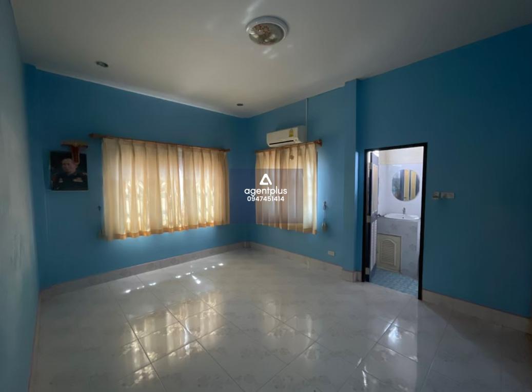 บ้านเดี่ยวชั้นเดียว จากทางคู่ขนาดมอเตอร์เวย์ ชลบุรี-พัทยา(ทล.7) แยกเข้าซอยดับเพลิง คูณทรัพย์ทวีสุข 1 ทำเลดีบริเวณโดยรอบเป็นแหล่งชุมชน การคมนาคมสะดวก สาธารณูปโภคพร้อม