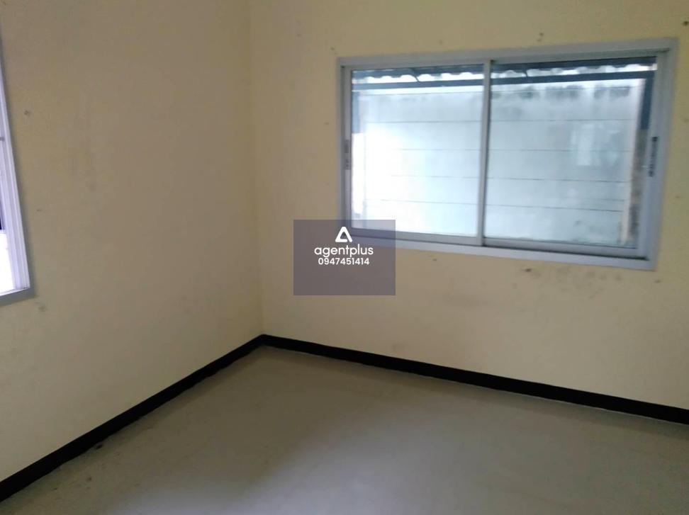 โครงการสมาร์ทแลนด์ กรีนพาร์ค บ้านเดี่ยวชั้นเดียว ทำเลดีใกล้ถนนมาบยางพร - บ่อวิน มีถนนคอนกรีตเสริมเหล็กตัดผ่านทางเข้า อยู่ในแหล่งชุมชนผู้คนอาศัย สาธารณูปโภคครบ การคมนาคมสะดวก