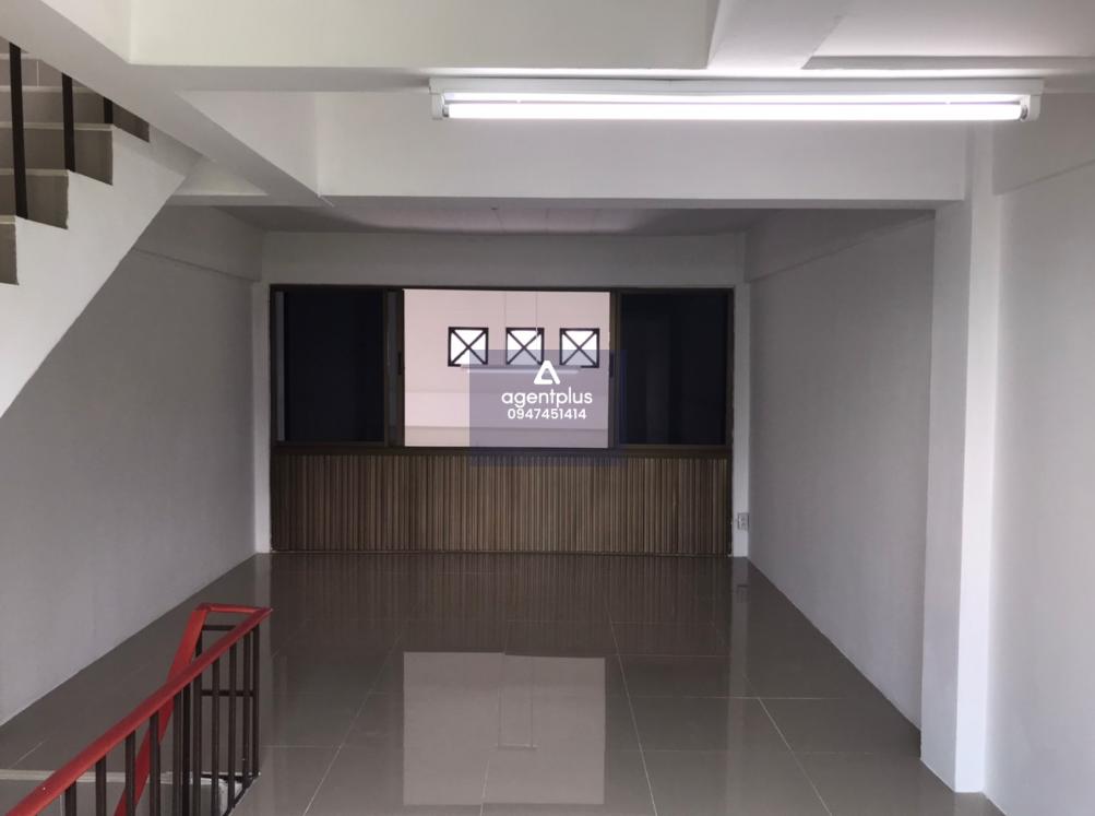 อาคารพาณิชย์ 3 ชั้น ตั้งอยู่บนทำเลดีในเขตเมืองชลบุรี ใกล้แหล่งชุมชน เดินทางสะดวก ใกล้ถนนสุขุมวิท การคมนาคมสะดวก พร้อมสาธารณูปโภคครบ เหมาะสำหรับอยู่อาศัยหรือทำการค้า