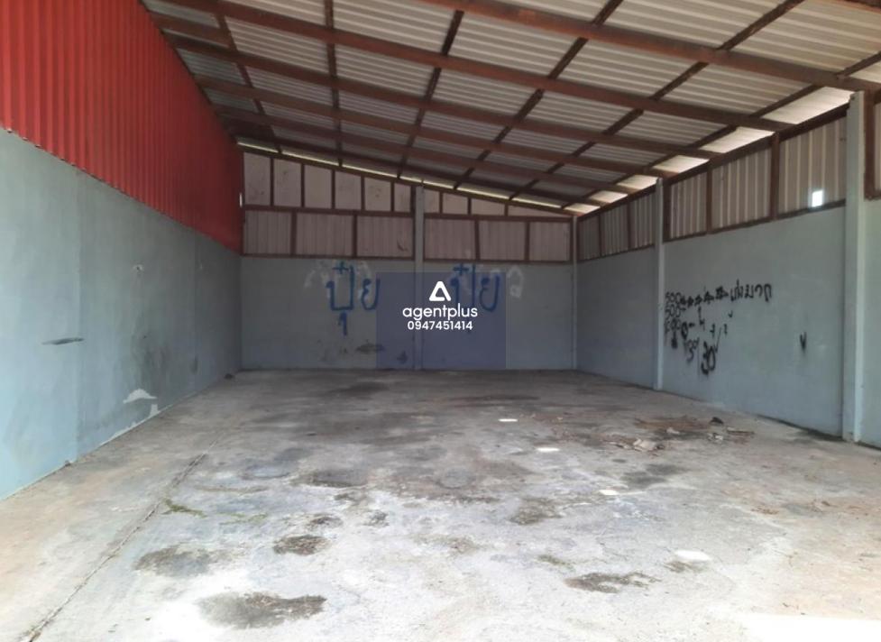 อาคารโกดัง ห่างจากถนนมิตรภาพ (ทล.2) ประมาณ 622 เมตร บ้านต้อง-ศรีธาตุ (2239) ไชยวาน ไชยวาน อุดรธานี