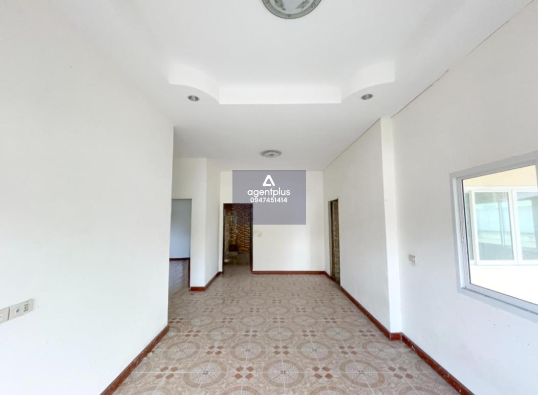 บ้านเดี่ยวชั้นเดียว ถนนเลียบมอเตอร์เวย์ (ทล.7) แยกเข้าถนนอ่าวอุดม-ปากร่วมไปประมาณ 1.2 กม แยกเข้าถนนหน้าตลาดบึง-วัดหนองปรือประมาณ 1 กม ทำเลดี การเดินทางเข้า-ออกสะดวก โครงการทรัพย์อนันต์วิลเลจ