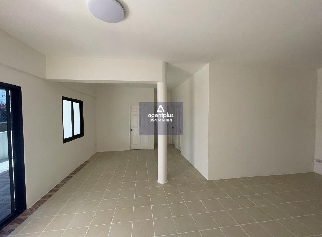 บ้านเดี่ยว 1 ชั้น อยู่ในแหล่งทำเลความเจริญ แสนสบายแลนด์ เดินทางสะดวก สามารถใช้ทางขึ้น มอเตอร์เวย์สาย 7 กรุงเทพ – พัทยา รายล้อมด้วยสิ่งอำนวยความสะดวก