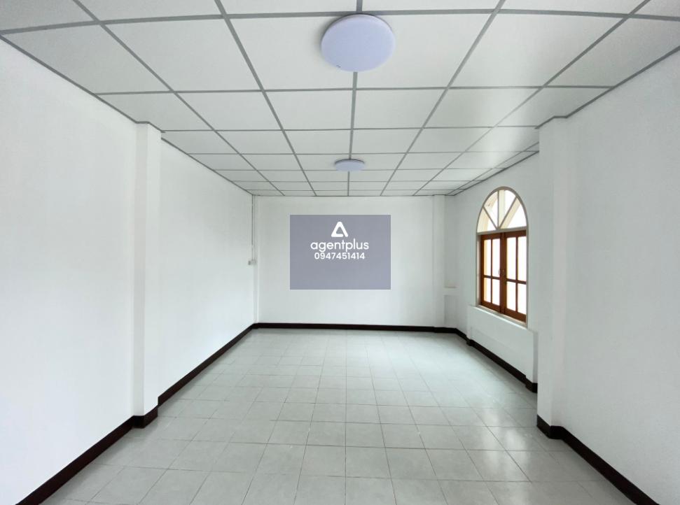 ทาวน์เฮ้าส์ 2 ชั้น ในซอยสุขุมวิท 21 ห่างจากถนนสุขุมวิท (ทล.3) ประมาณ 150 เมตร อยู่ในแหล่งพื้นที่ชุมชน การคมนาคมสะดวก