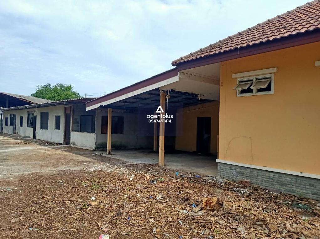 บ้านเดี่ยวชั้นเดียว เป็นที่ดินพร้อมสิ่งปลูกสร้าง อยู่ถนนเลียบคลองชลประทาน แยกจากถนนข้างอำเภอ อยู่ในแหล่งชุมชน